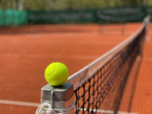 Tennisball auf Netzpfosten